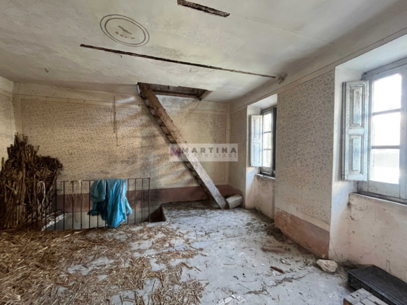 Terraced house to renovate with panoramic terrace