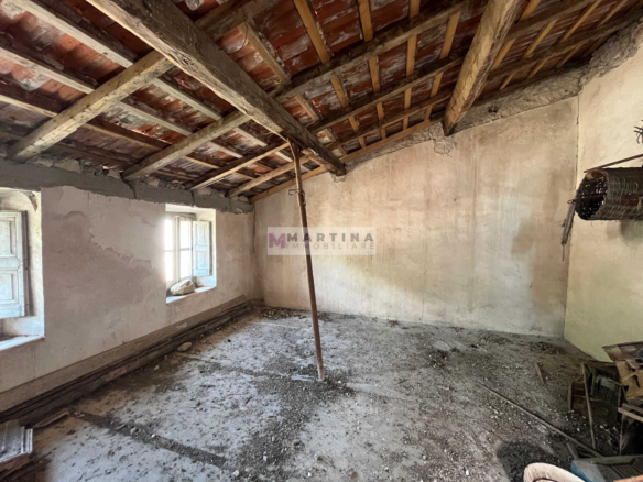 Terraced house to renovate with panoramic terrace