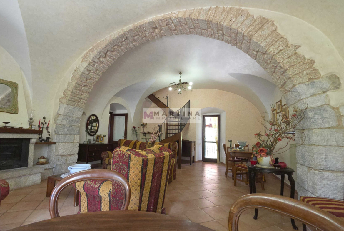Porzione di casa colonica su tre livelli con giardino