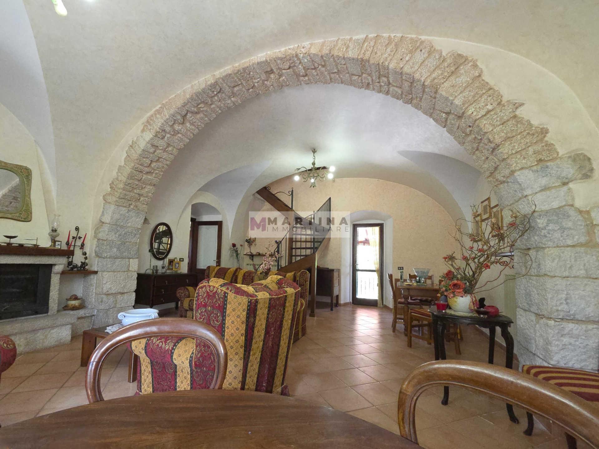 Porzione di casa colonica su tre livelli con giardino