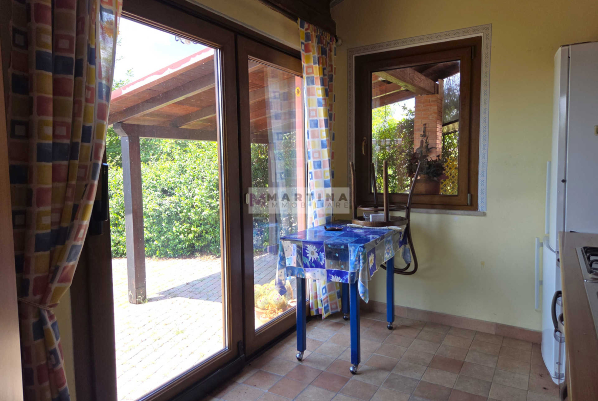 Porzione di casa colonica su tre livelli con giardino