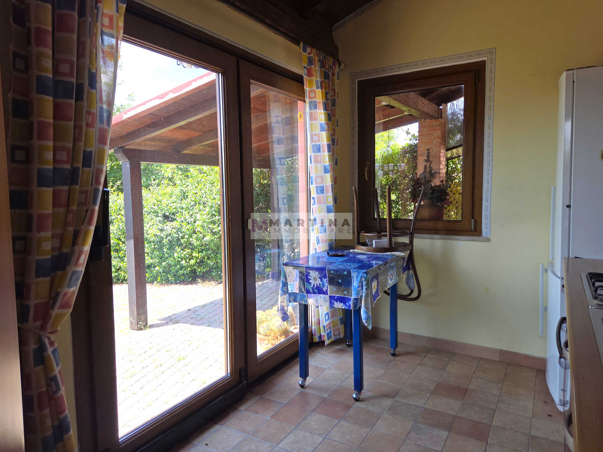 Porzione di casa colonica su tre livelli con giardino