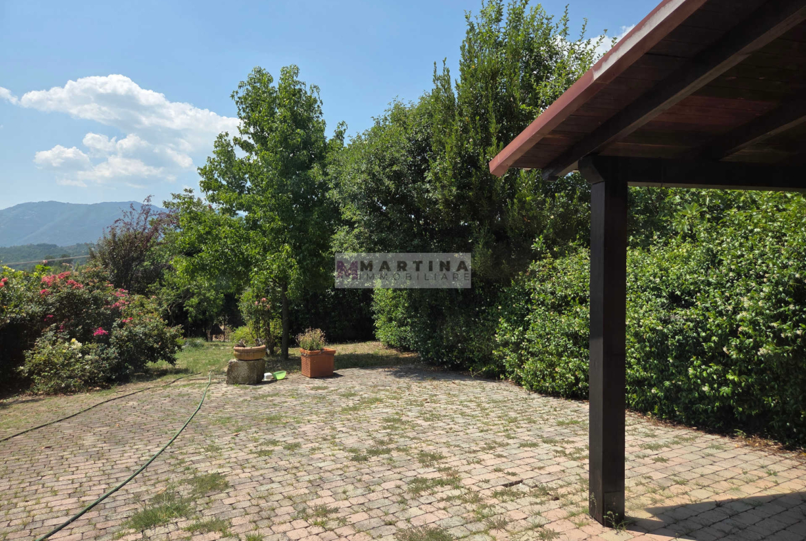 Porzione di casa colonica su tre livelli con giardino