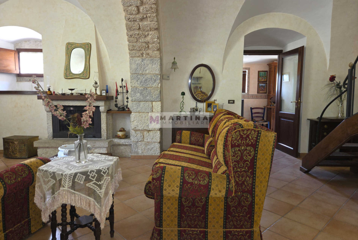 Porzione di casa colonica su tre livelli con giardino