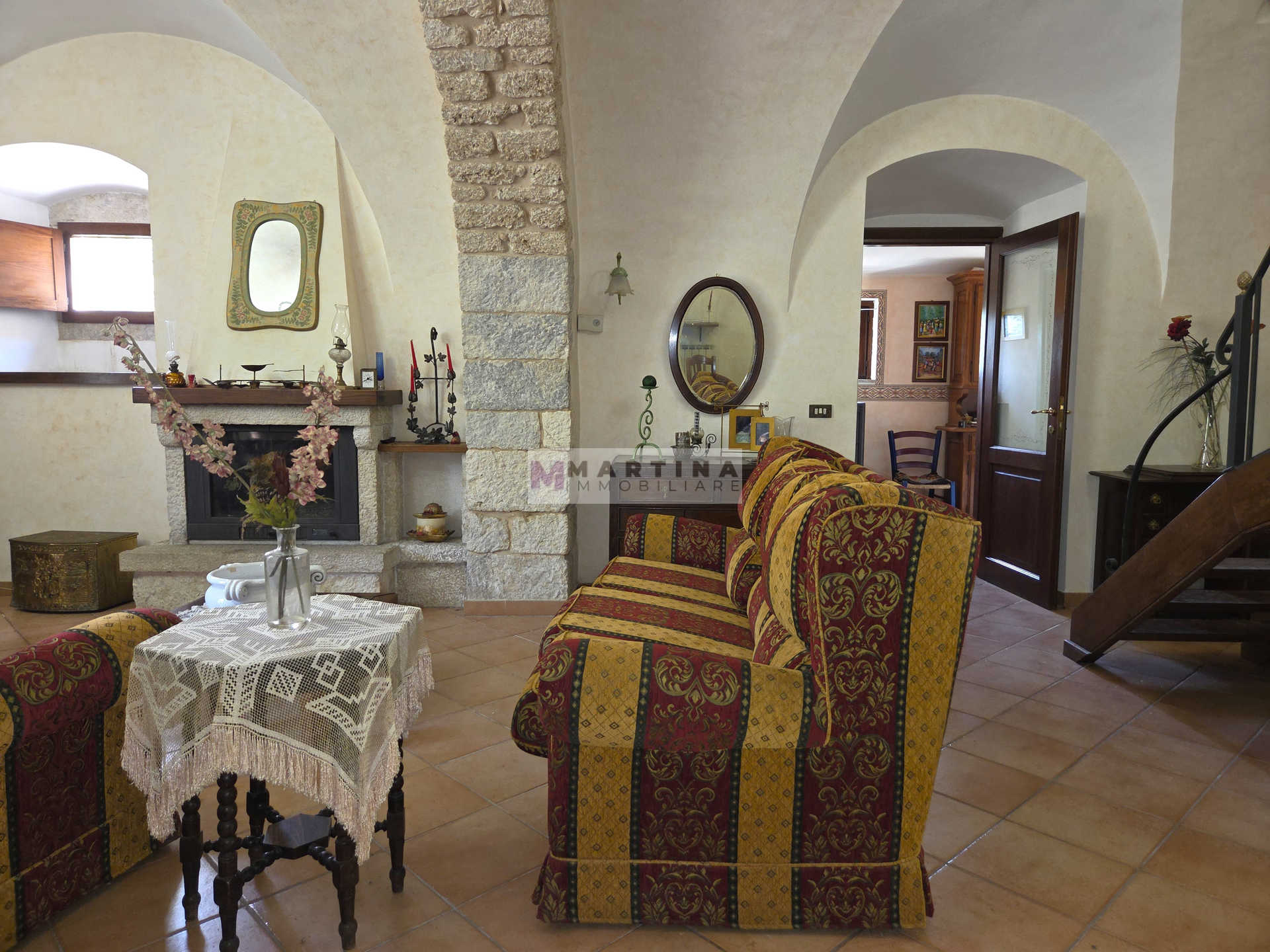 Porzione di casa colonica su tre livelli con giardino