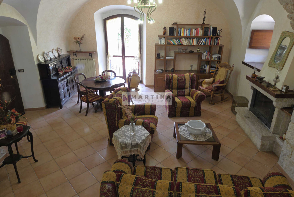 Porzione di casa colonica su tre livelli con giardino