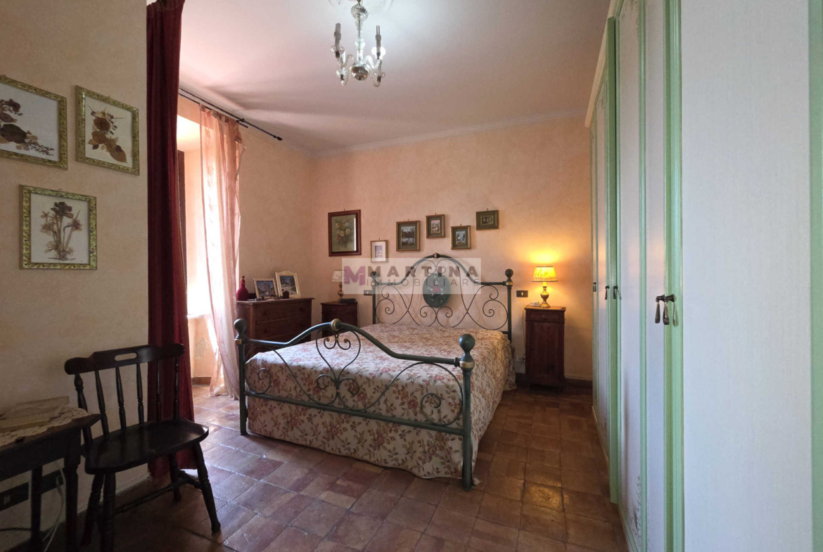 Porzione di casa colonica su tre livelli con giardino