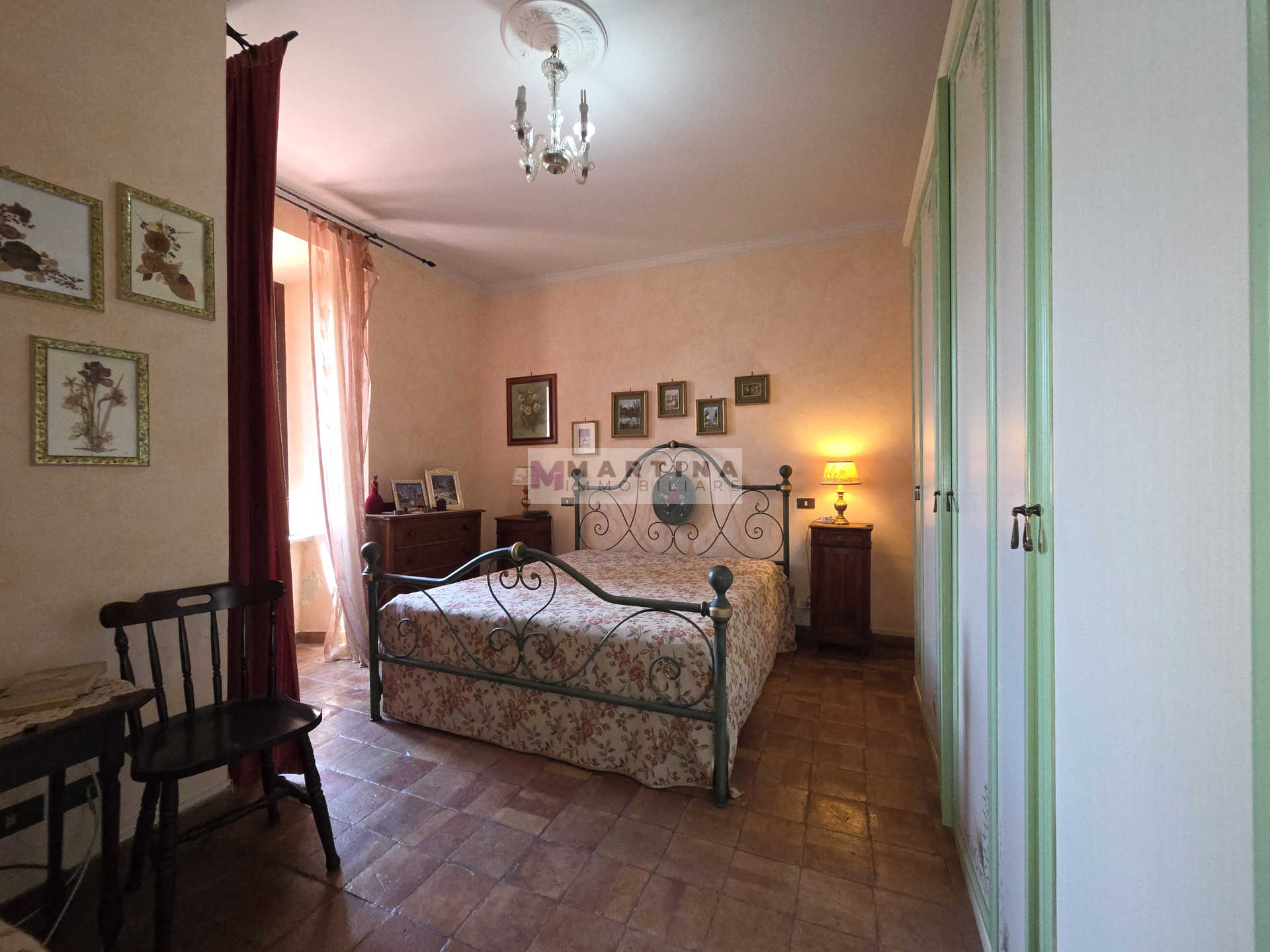 Porzione di casa colonica su tre livelli con giardino