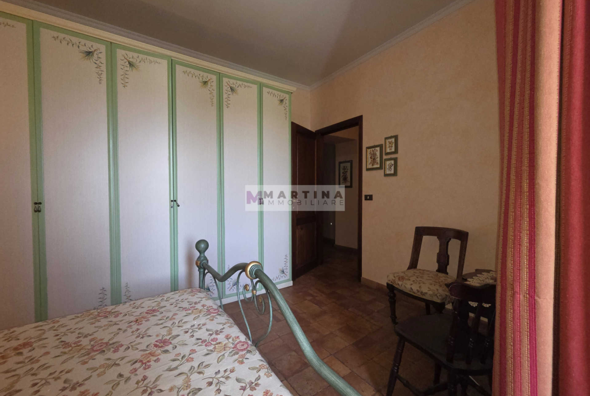 Porzione di casa colonica su tre livelli con giardino