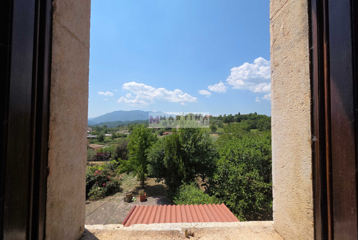 Porzione di casa colonica su tre livelli con giardino