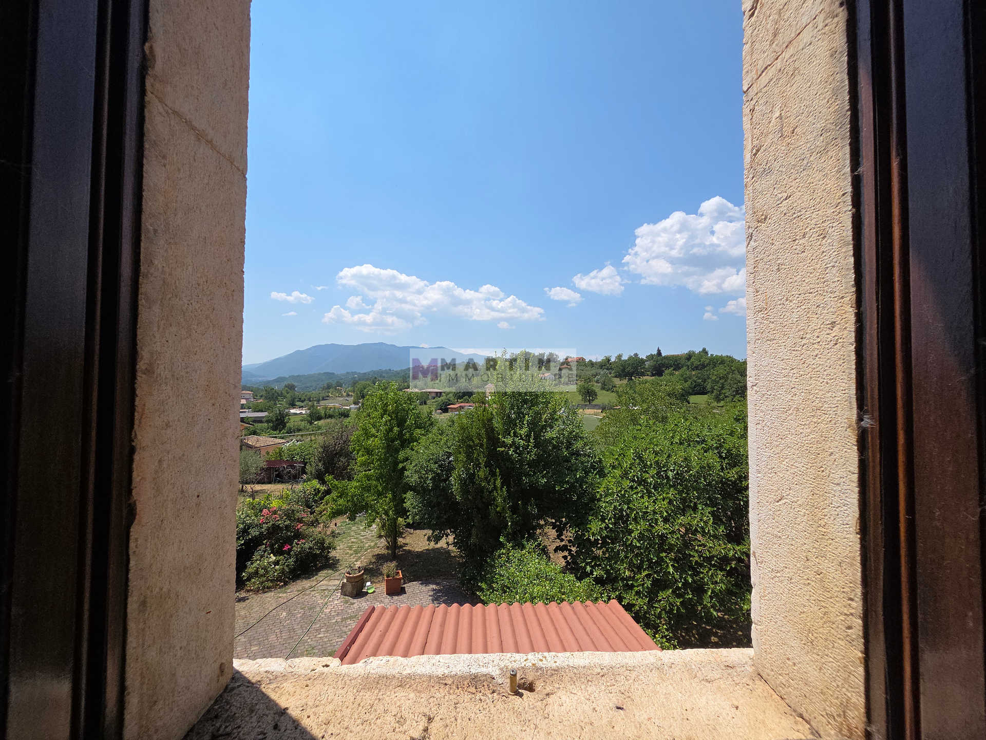 Porzione di casa colonica su tre livelli con giardino