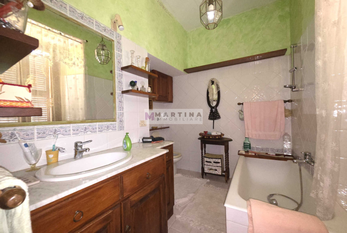 Porzione di casa colonica su tre livelli con giardino