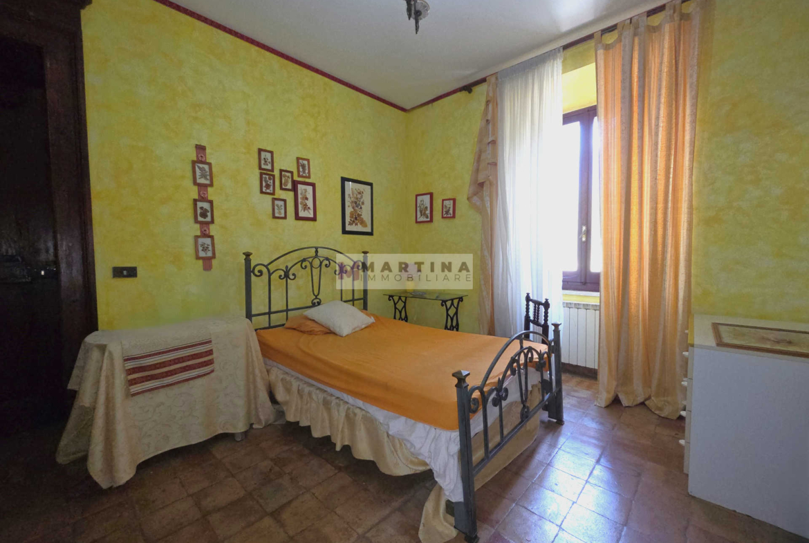 Porzione di casa colonica su tre livelli con giardino