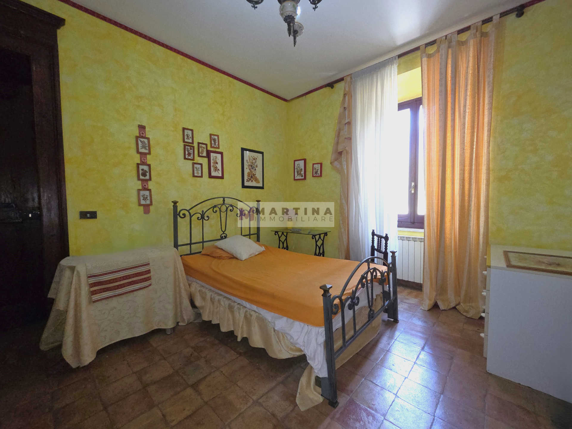 Porzione di casa colonica su tre livelli con giardino