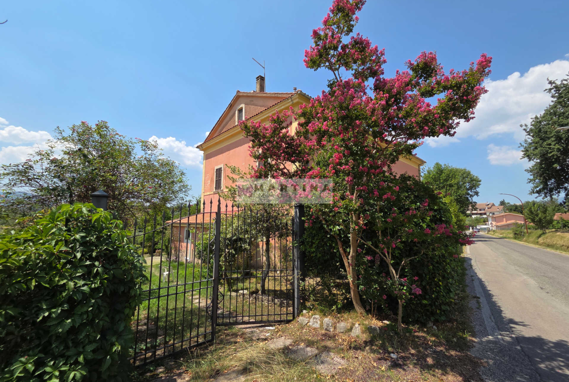 Porzione di casa colonica su tre livelli con giardino