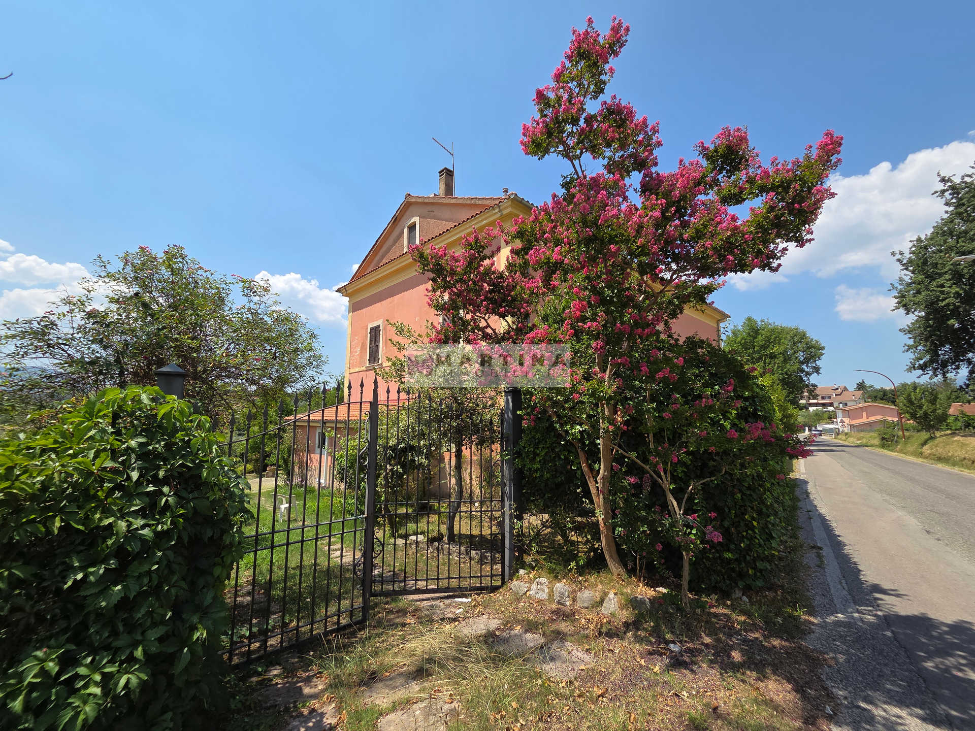 Porzione di casa colonica su tre livelli con giardino