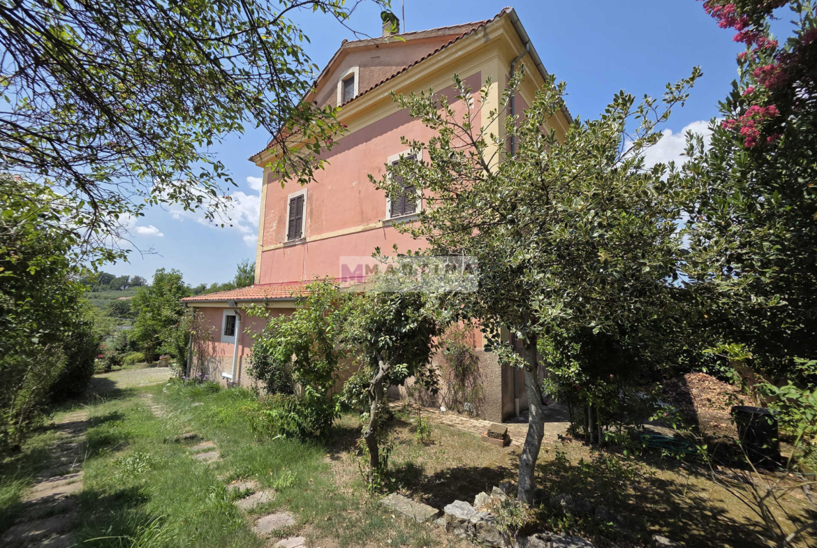 Porzione di casa colonica su tre livelli con giardino