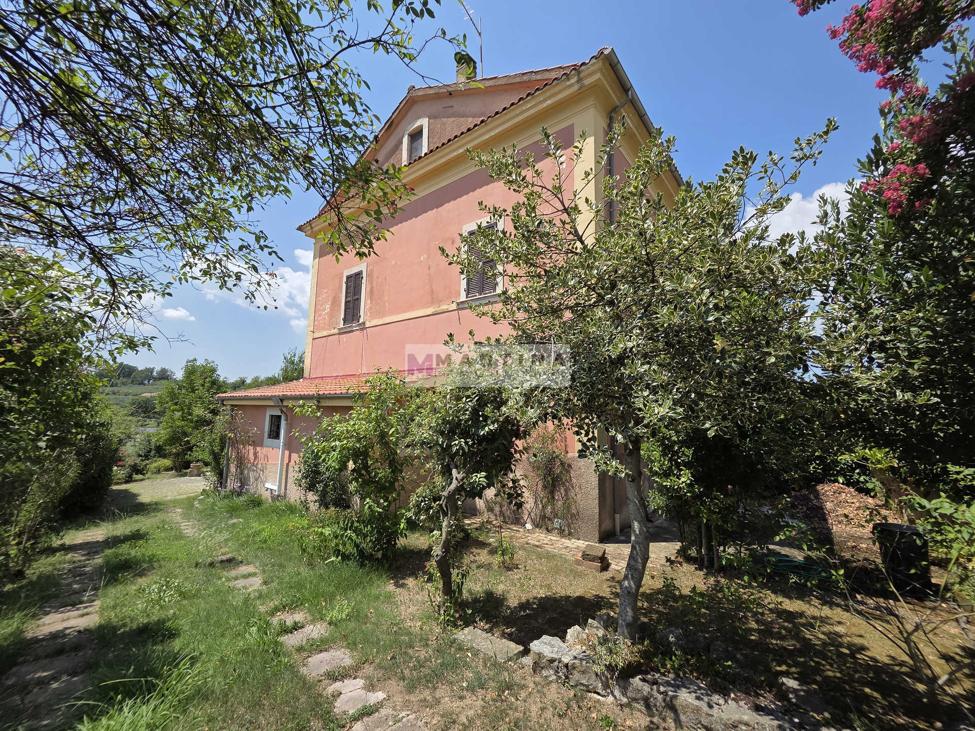 Porzione di casa colonica su tre livelli con giardino
