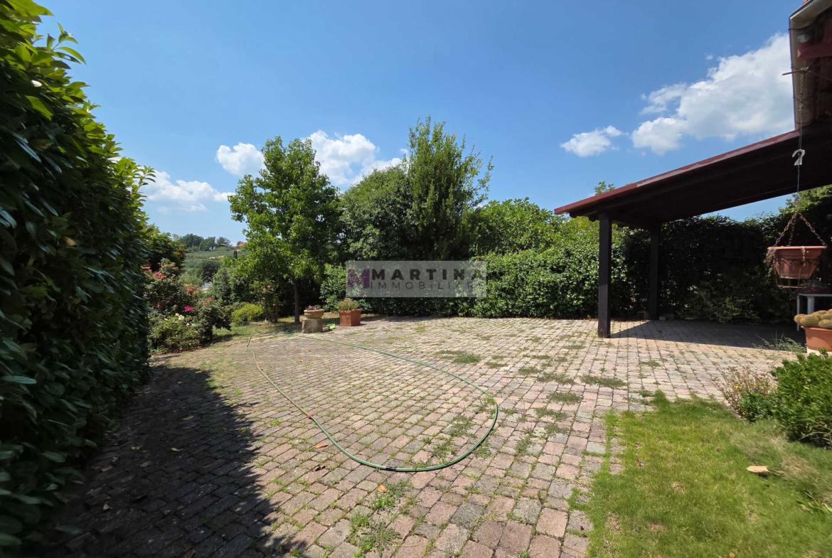 Porzione di casa colonica su tre livelli con giardino