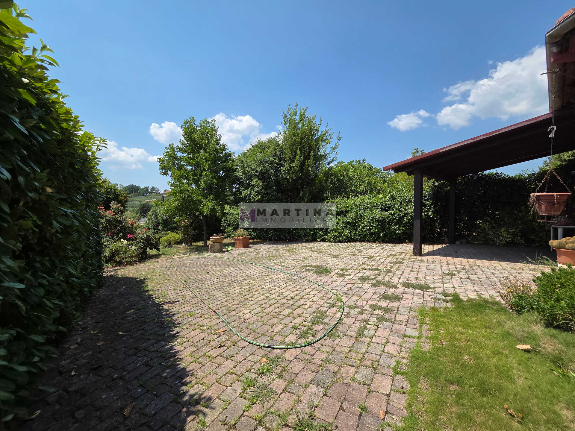 Porzione di casa colonica su tre livelli con giardino
