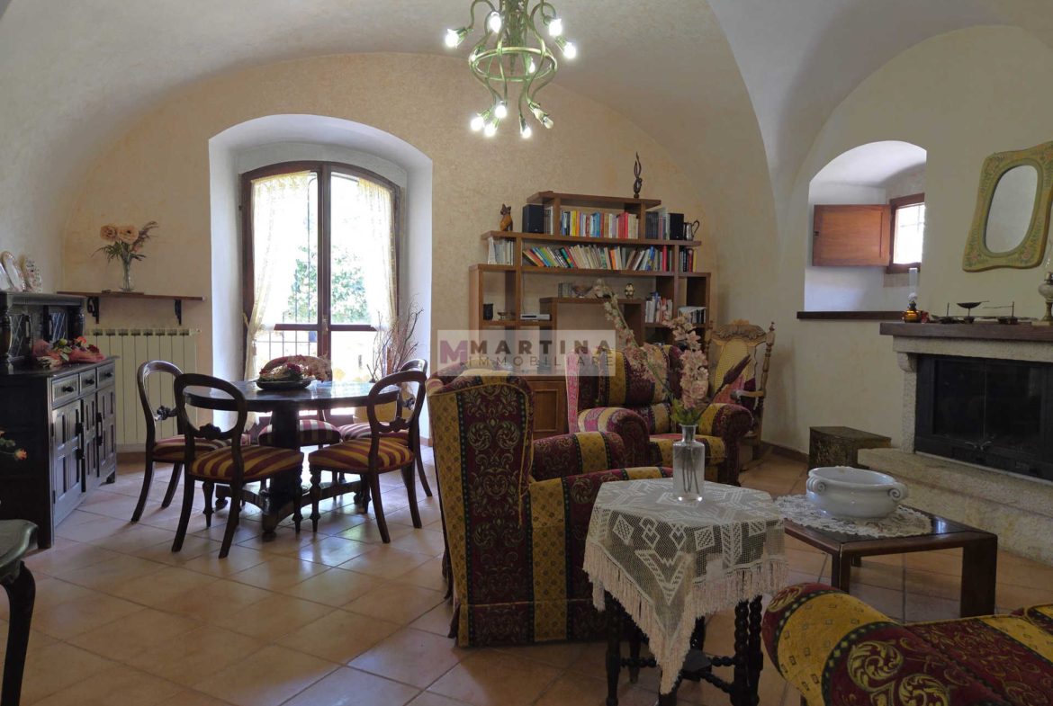 Porzione di casa colonica su tre livelli con giardino