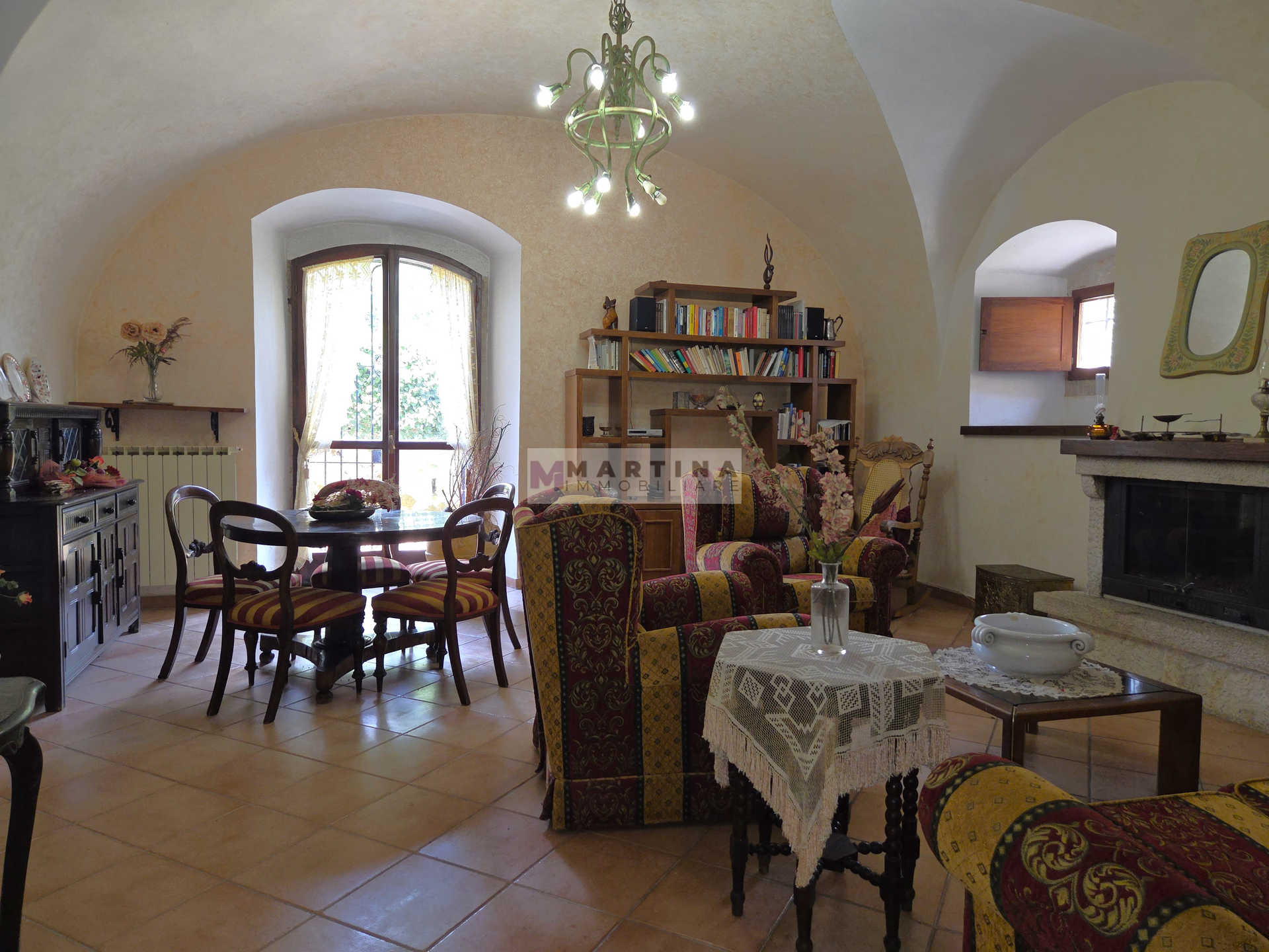 Porzione di casa colonica su tre livelli con giardino