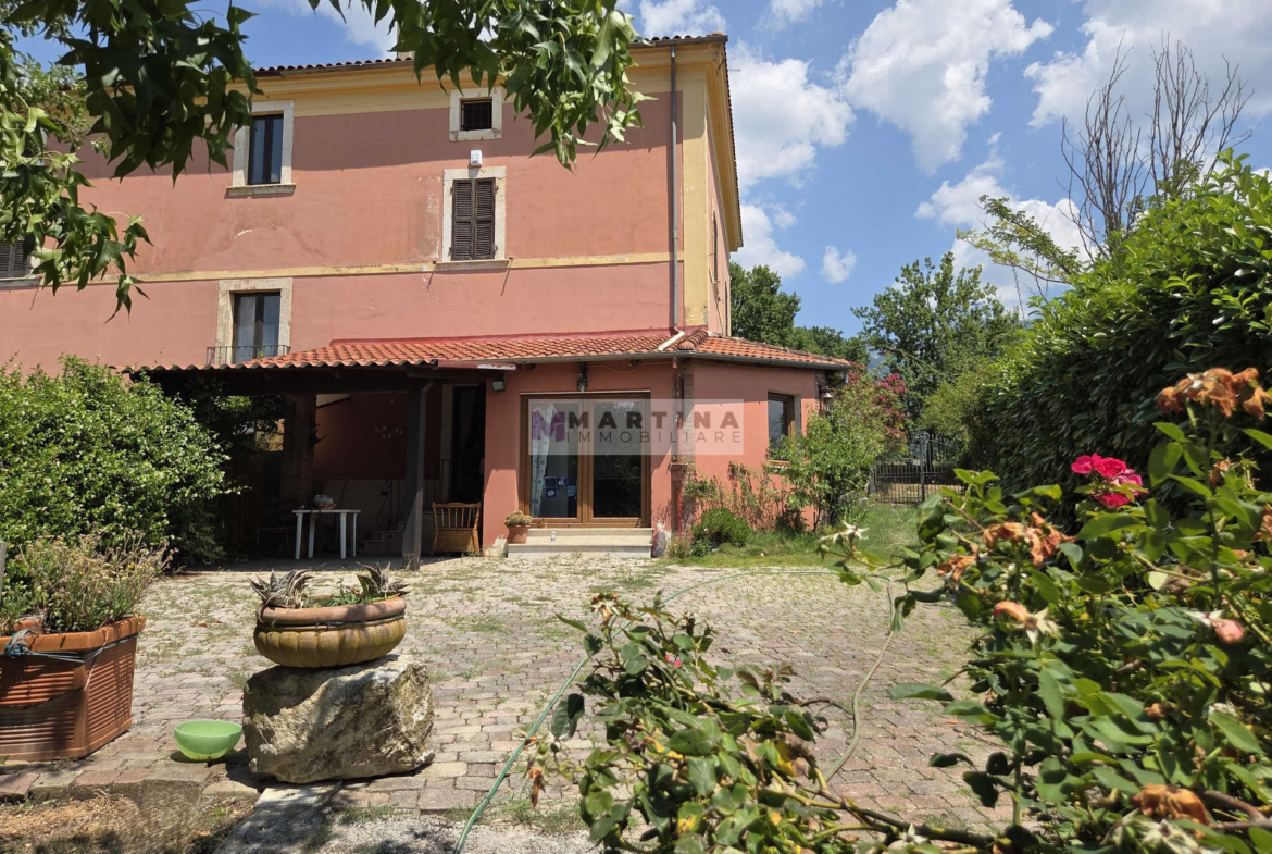 Porzione di casa colonica su tre livelli con giardino