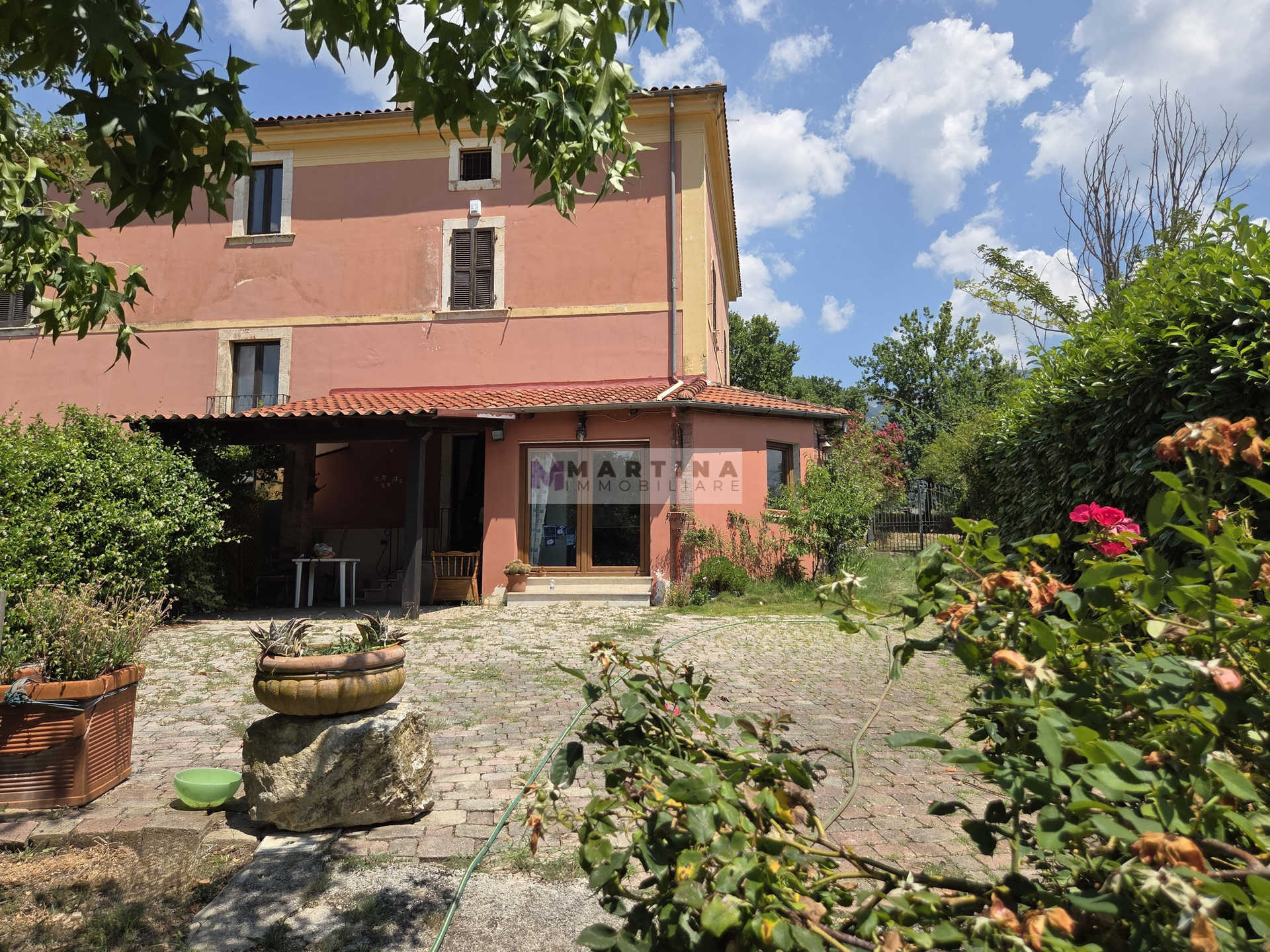 Porzione di casa colonica su tre livelli con giardino