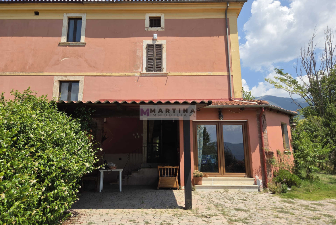 Porzione di casa colonica su tre livelli con giardino