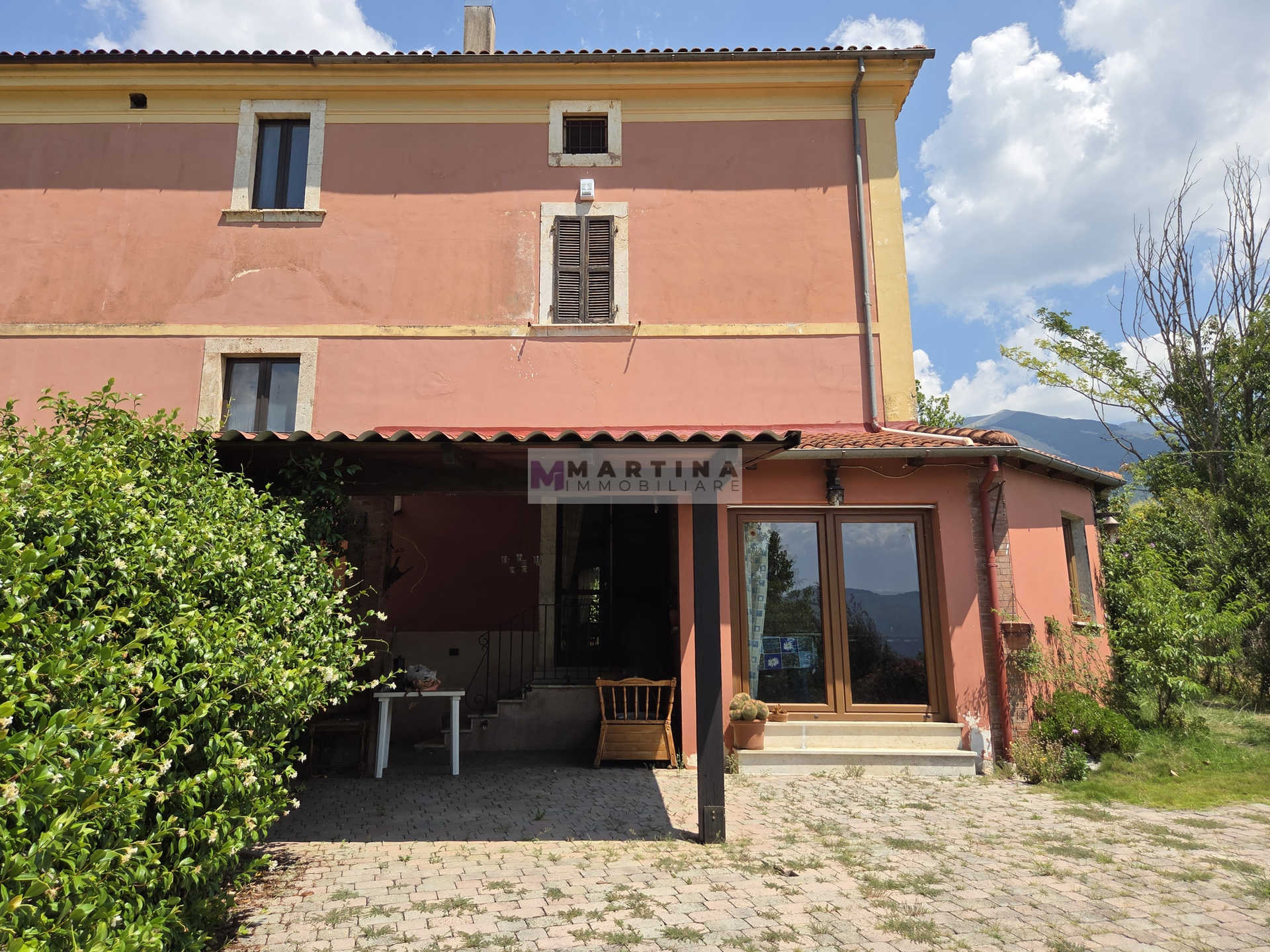 Porzione di casa colonica su tre livelli con giardino