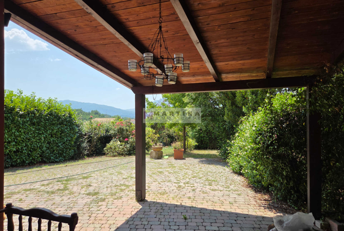 Porzione di casa colonica su tre livelli con giardino
