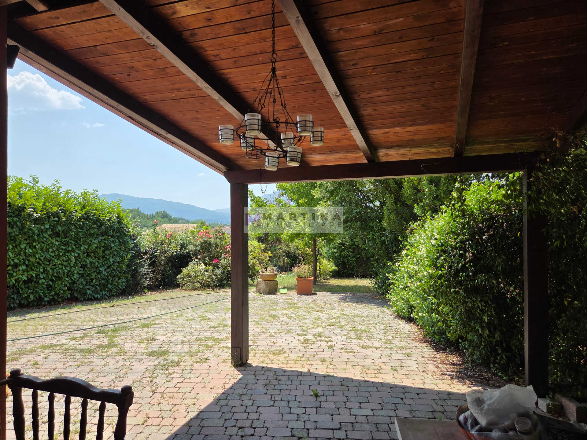 Porzione di casa colonica su tre livelli con giardino