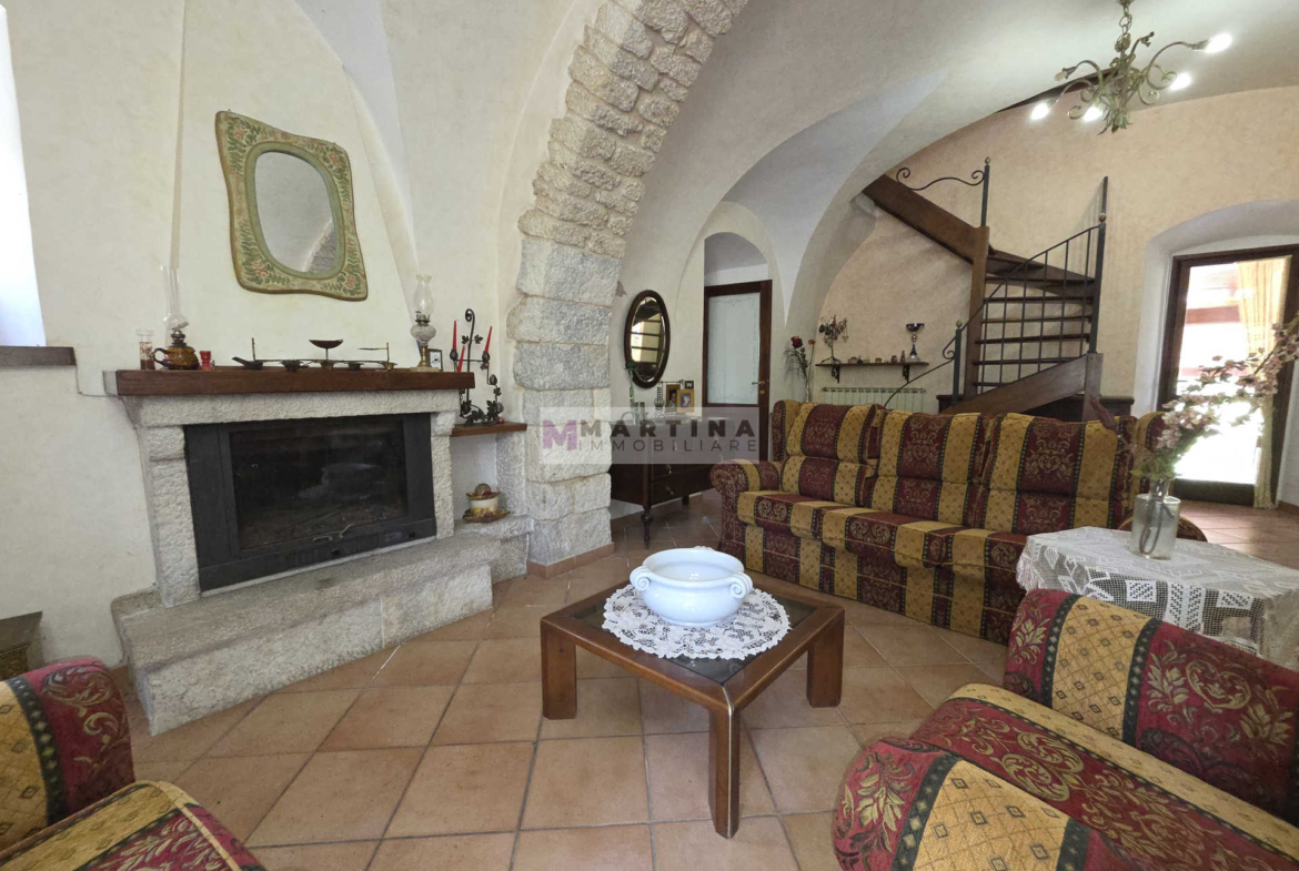 Porzione di casa colonica su tre livelli con giardino