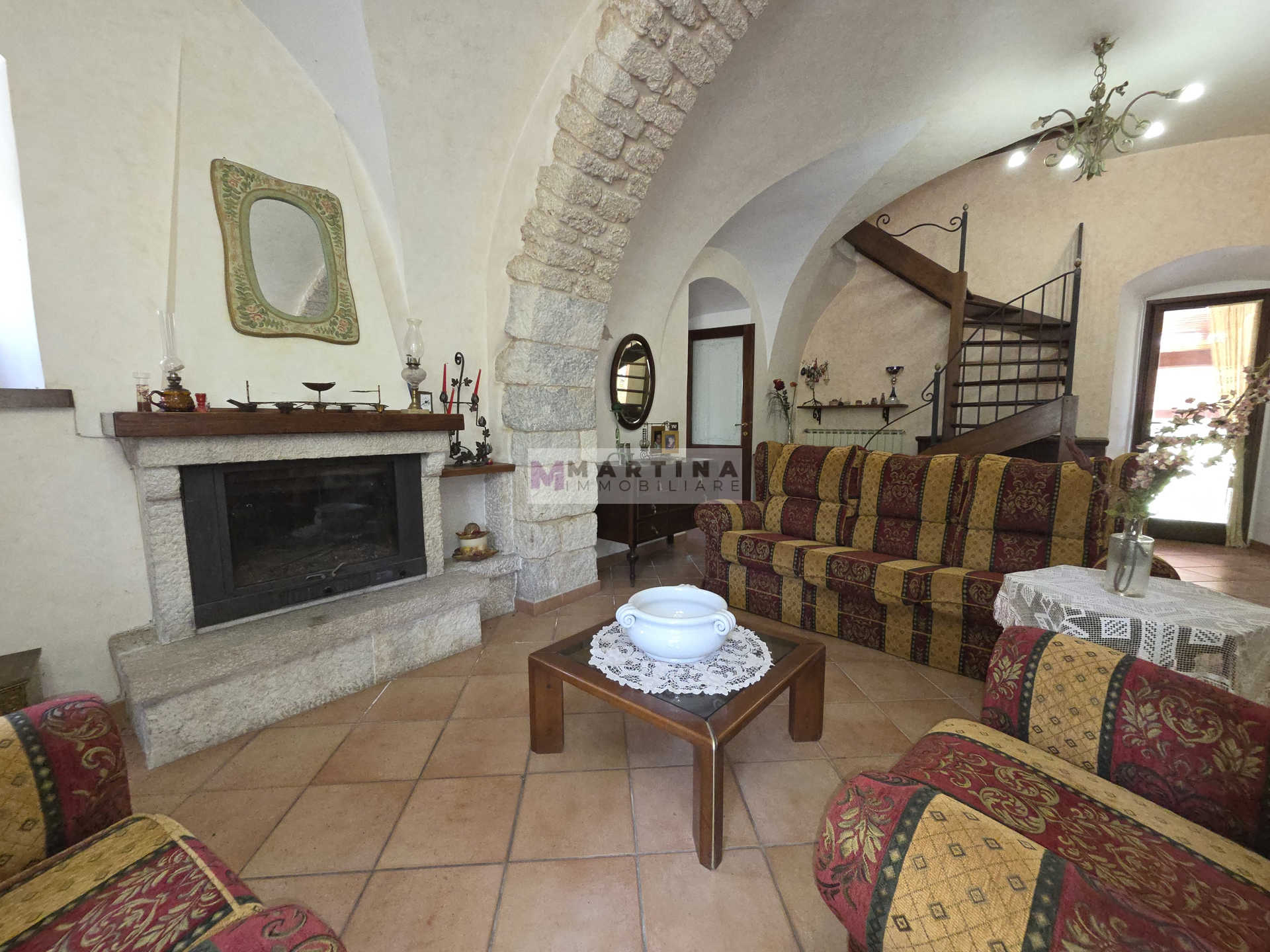Porzione di casa colonica su tre livelli con giardino