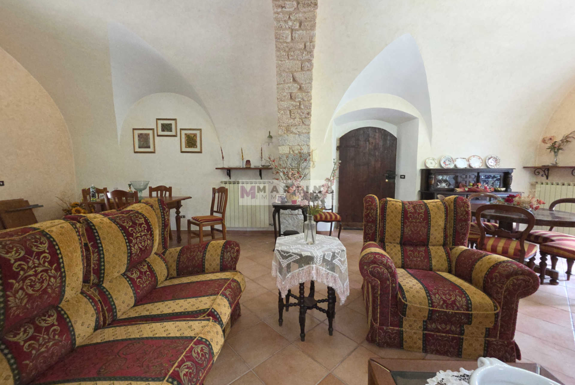 Porzione di casa colonica su tre livelli con giardino