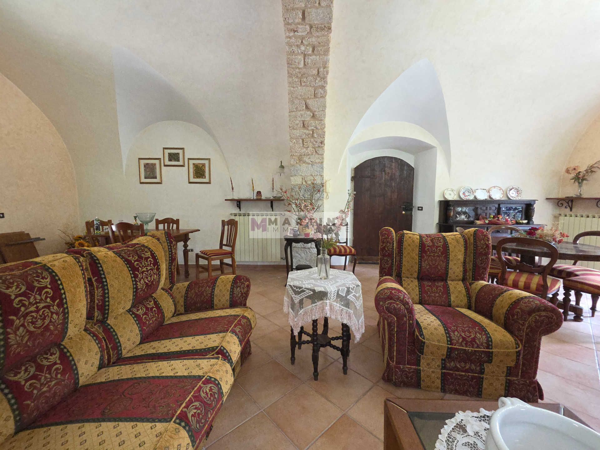 Porzione di casa colonica su tre livelli con giardino