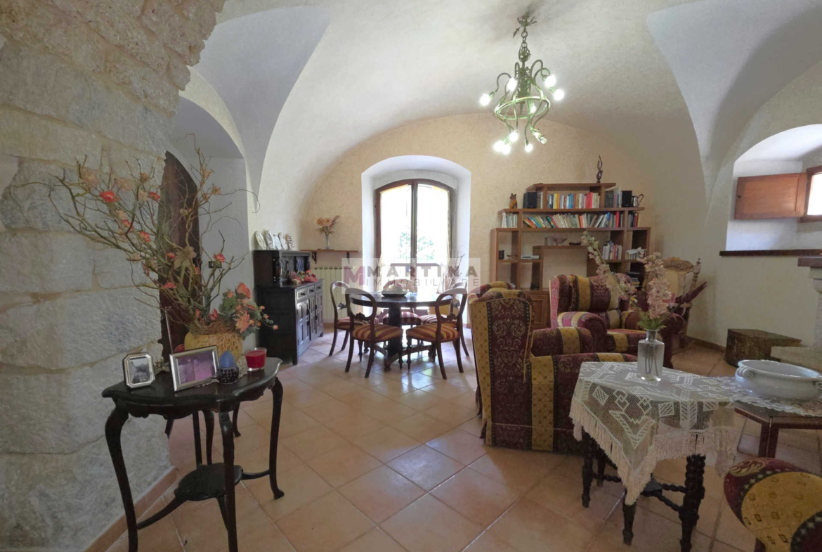 Porzione di casa colonica su tre livelli con giardino