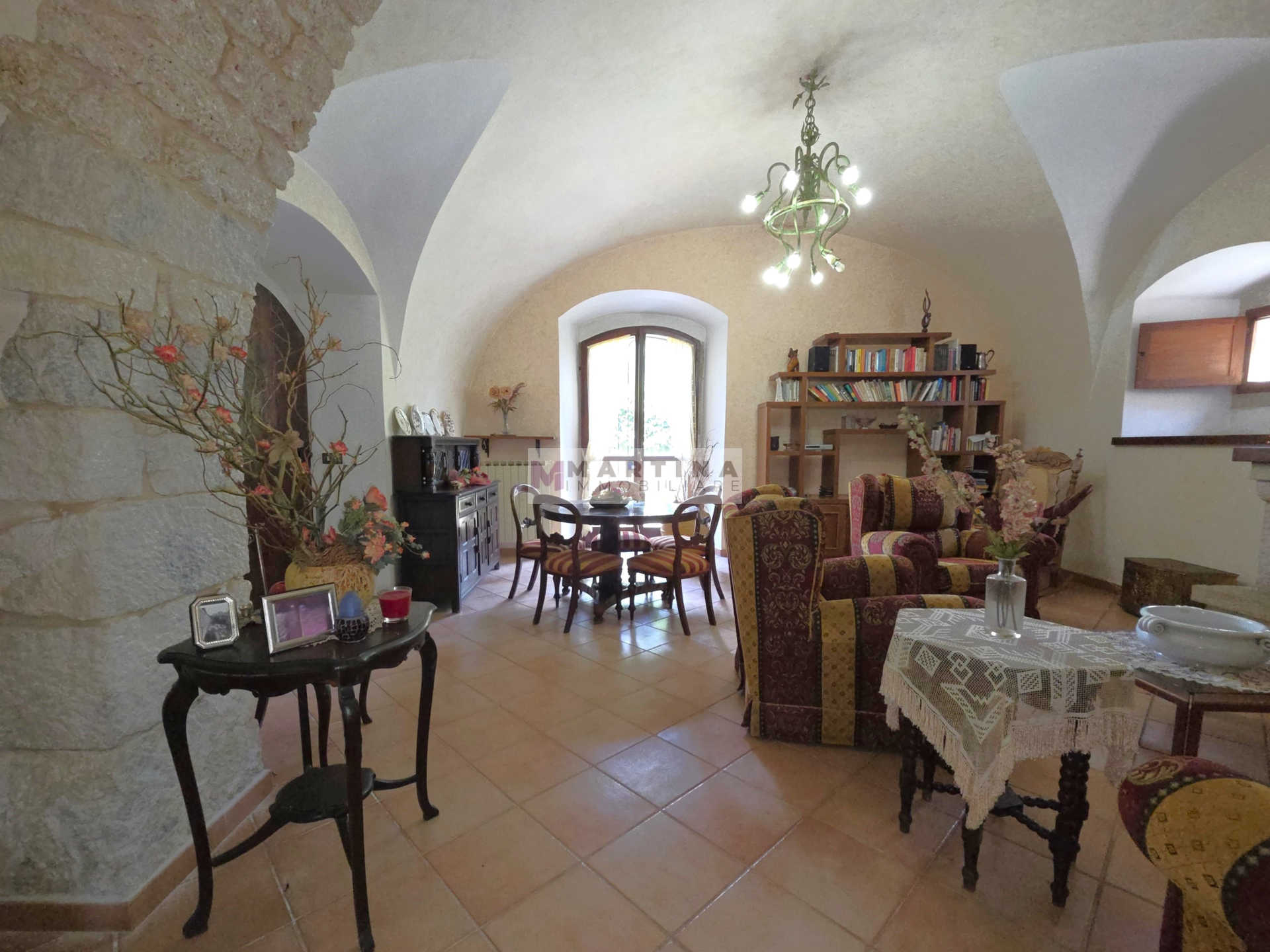 Porzione di casa colonica su tre livelli con giardino