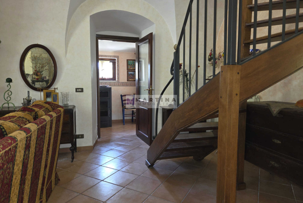 Porzione di casa colonica su tre livelli con giardino