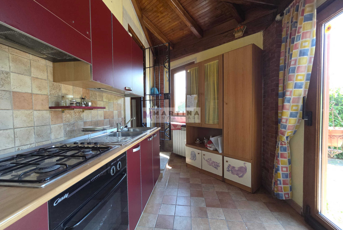 Porzione di casa colonica su tre livelli con giardino