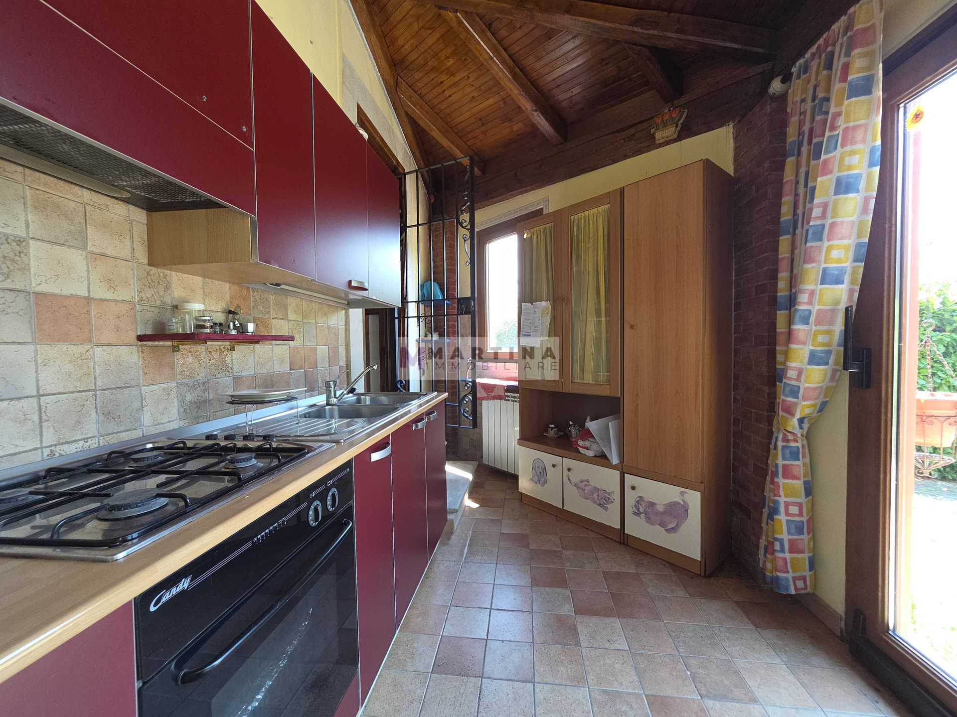 Porzione di casa colonica su tre livelli con giardino