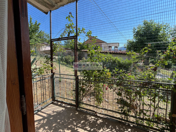 Renovated and furnished semi-detached house