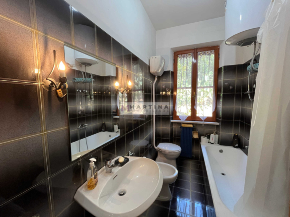 Renovated and furnished semi-detached house