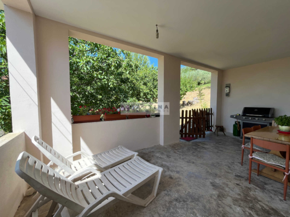 Renovated and furnished semi-detached house