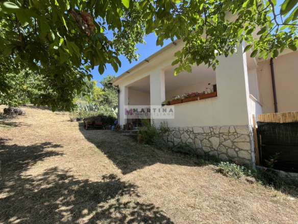 Renovated and furnished semi-detached house