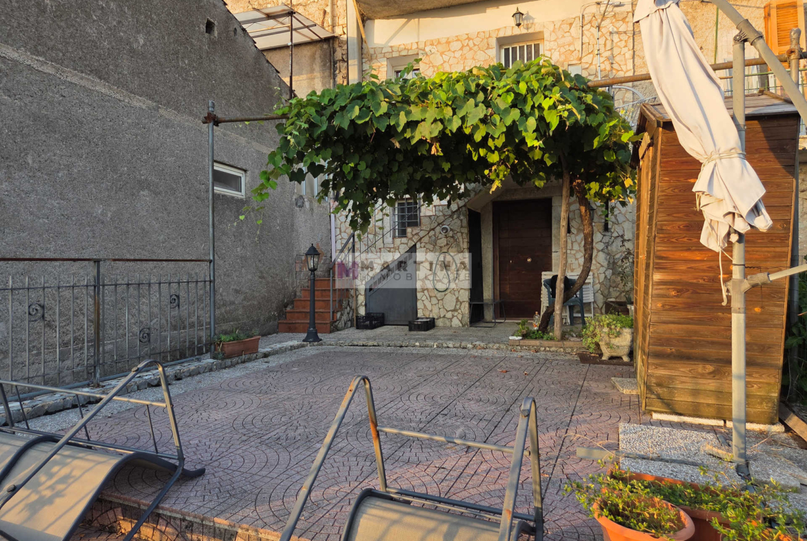 Abitazione su due livelli con terrazza