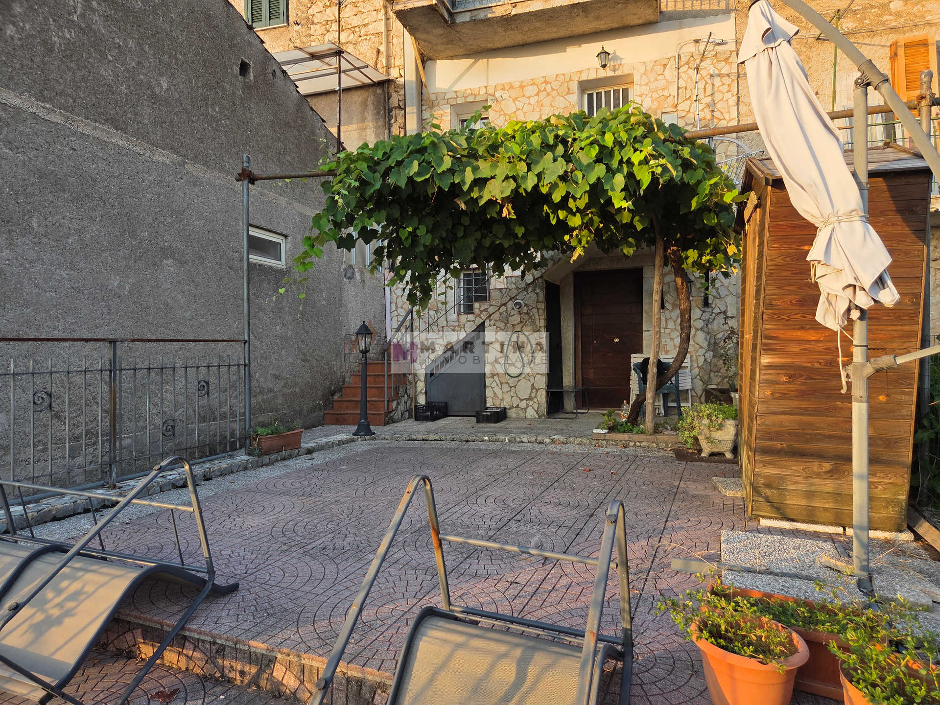 Abitazione su due livelli con terrazza