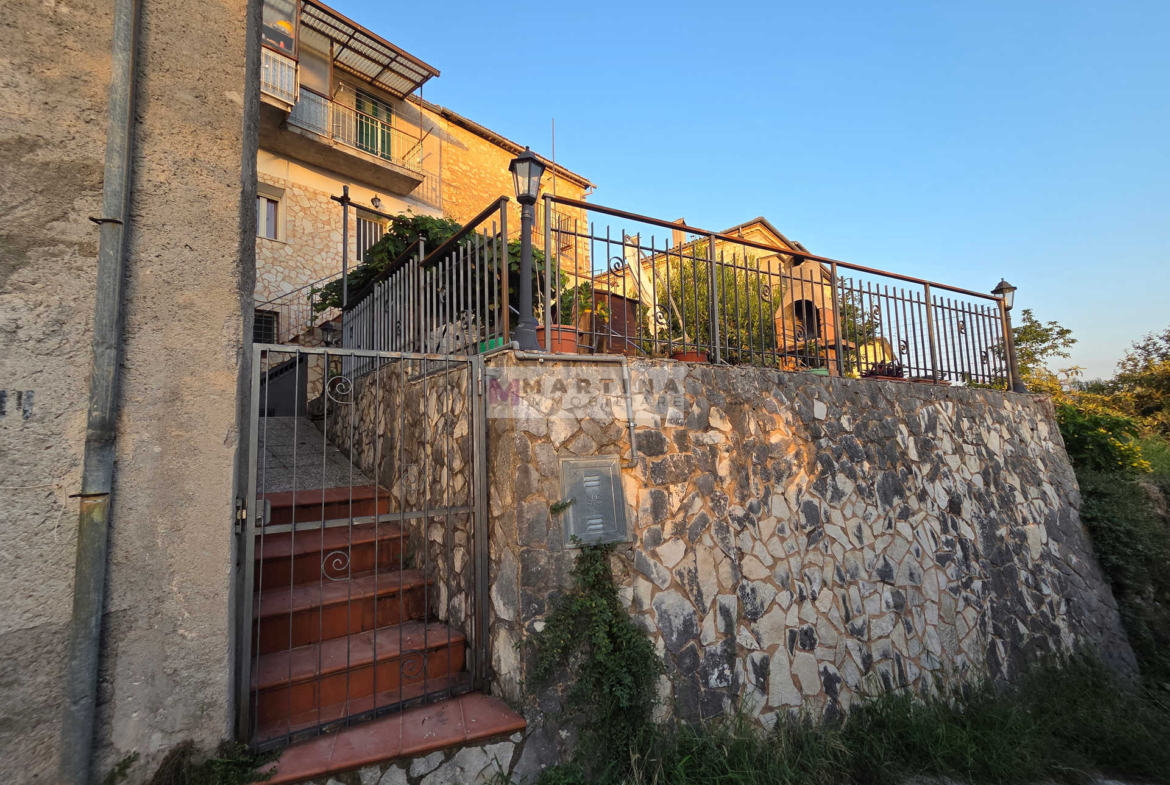 Abitazione su due livelli con terrazza