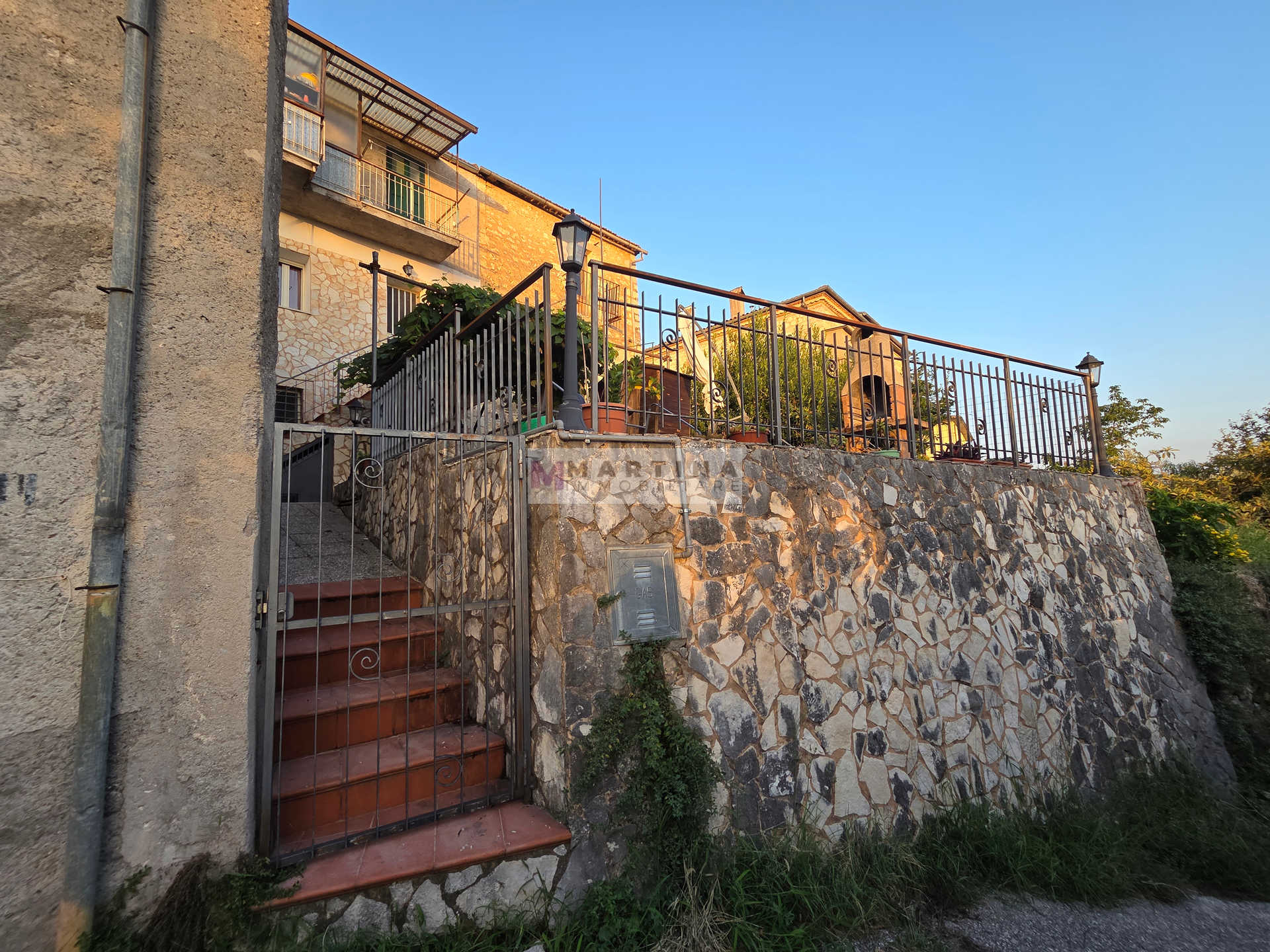 Abitazione su due livelli con terrazza
