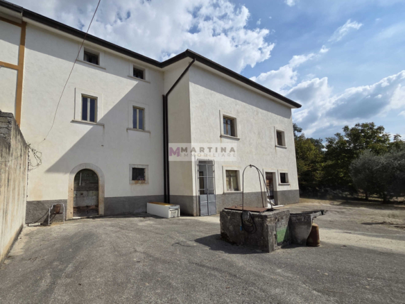 Porzione di casale con uliveto